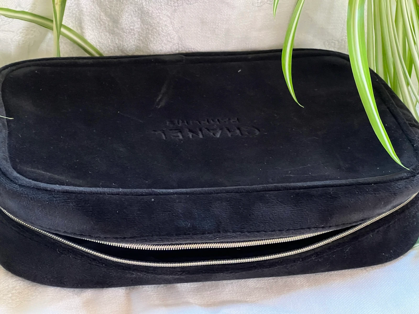Chanel trousse de toilette en velours neuve – photo 14